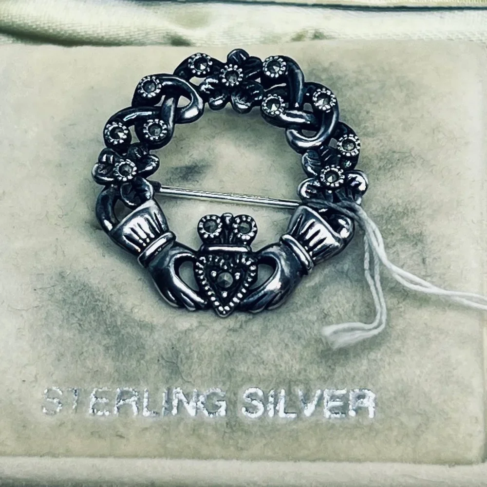 Sol d'or Silver Tone Claddagh Brooch - Picture 2 of 7